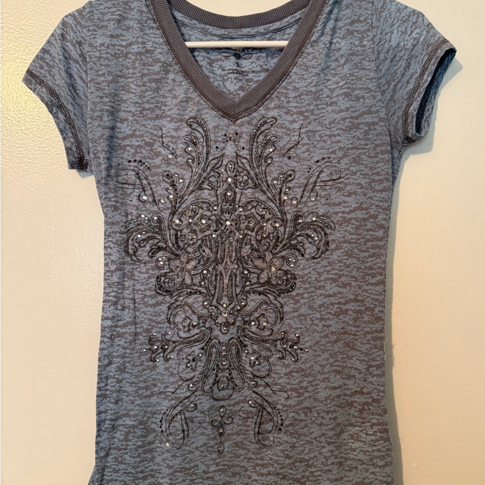 Embellished iV-Neck Short Sleeve Tee in Blue and Heather Gray